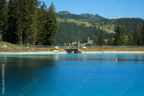 Bellissimo panorama delle montagne dal sentiero del lago Montagnoli in Trentino, viaggi e paesaggi in Italia photo