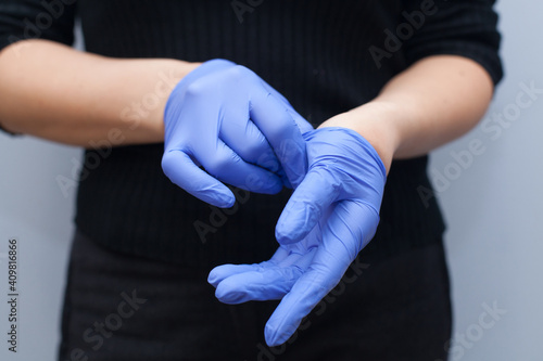 The master puts on blue gloves. Sterility.