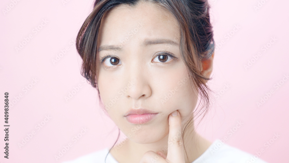 お肌を気にする女性 スキンケア お肌を気にする女性 スキンケア
