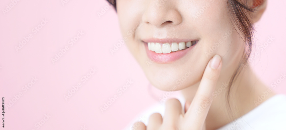 Fototapeta premium 女性のデンタルケアイメージ 白い歯 オーラルケア