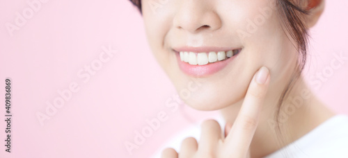 女性のデンタルケアイメージ　白い歯　オーラルケア