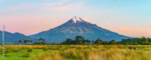 Obraz na płótnie sunset at cone volcano mount taranaki, new zealand w salonie