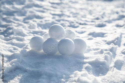 Cuadro en lienzo Pile of snowballs outdoors on sunny winter day
