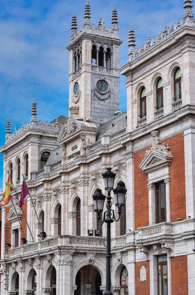 Fadada principal y torre del reloj ayuntamiento de Valladolid