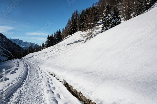 Paesaggio invernale innevato in alta Vallecamonica