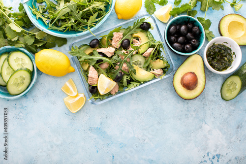 Valokuva Tuna arugula salad prepared ahead and packed in a glass lunch box