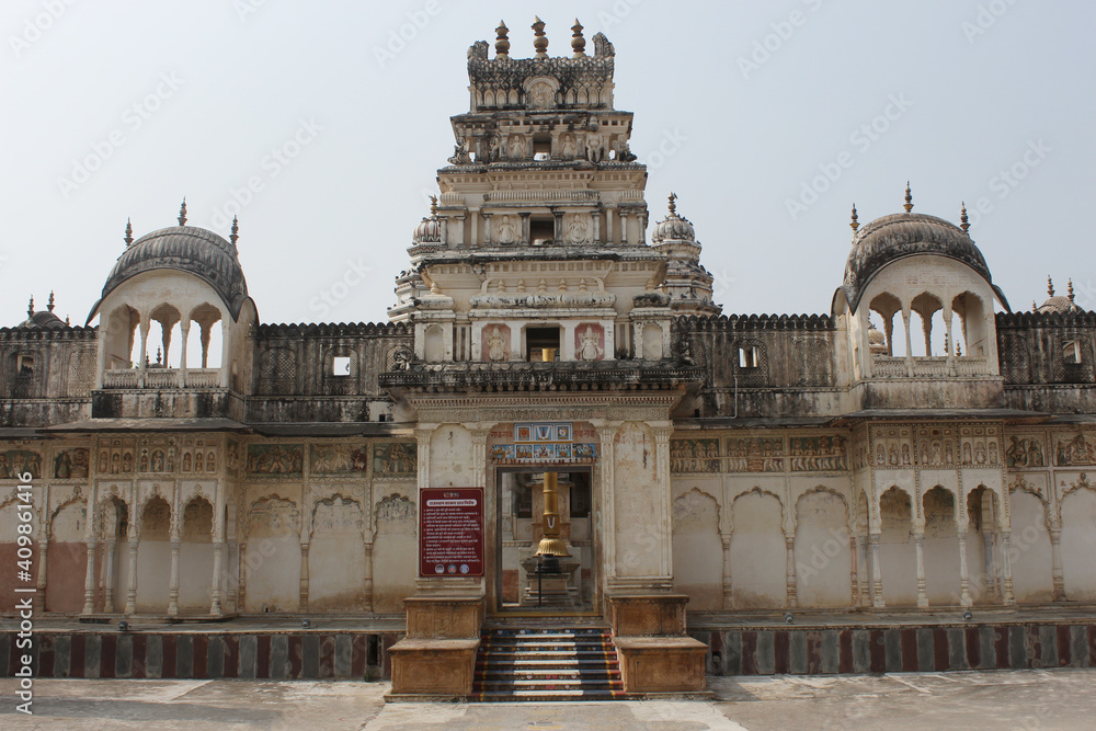 Obraz premium Rangji Temple, a South Indian style temple, dedicated to Hindu God Vishnu and one of the famous temples in Pushkar, Rajasthan, India.