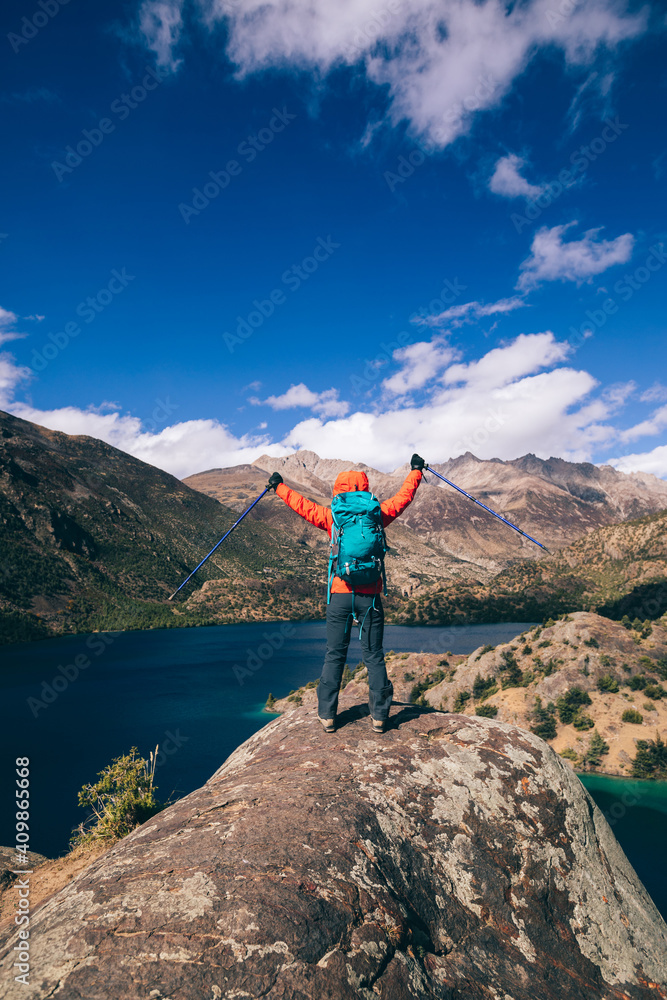 Naklejka premium Woman backpacker hiking in beautiful winter mountains