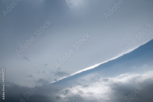 濃密雲 太陽に輝く縁 空を覆う 巻雲 低空の積雲 気象 日本
