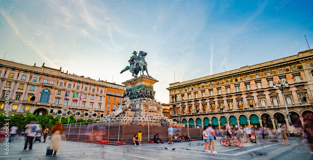Obraz premium Panorama of Milan with monument to second king of Italy