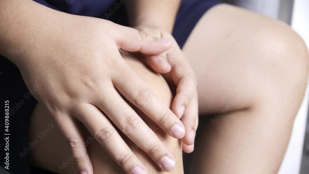 Hand on the knee with massage who has been suffering from persistent pain swell Hand on the knee with massage who has been suffering from persistent pain swell