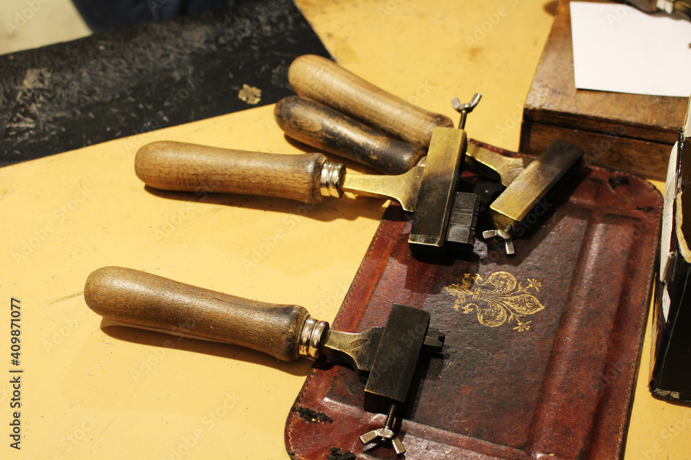 Obraz premium 海外旅行 イタリア フィレンツェ 革工房で撮影した職人の工具001
