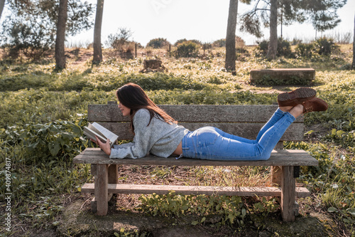 Foto girl reading enjoying nature