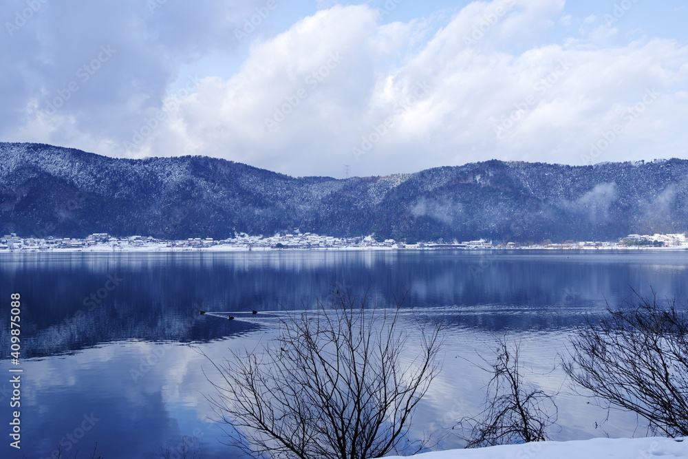 雪と冬の湖
