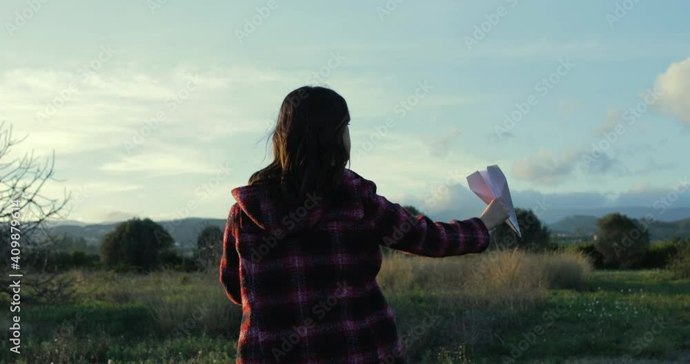 Ragazza gioca con aereo di carta nella natura Ragazza gioca con aereo di carta nella natura