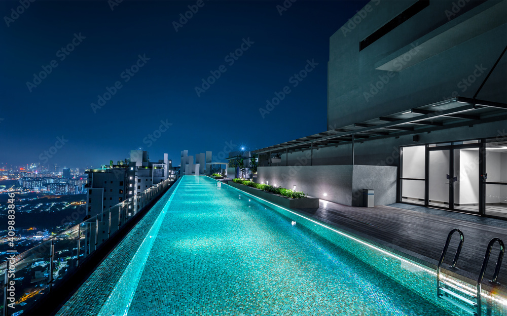 Obraz premium Kuala Lumpur. The City Of Malaysia. 13 November 2020. Luxury Condo at Desa Petaling. Skylounge infinity pool on rooftop with beutiful cityscape night view.