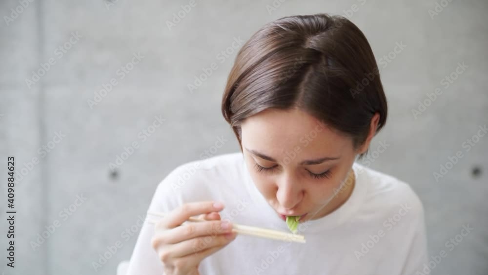 昼食をとる女性(サラダ) 昼食をとる女性(サラダ)
