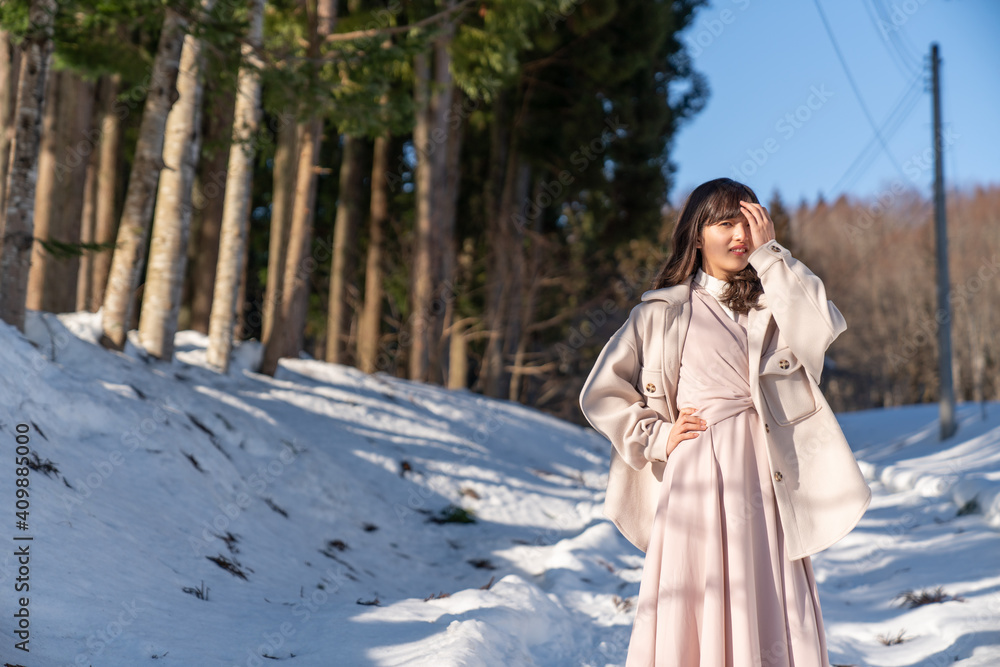 女性と雪と自然 女性と雪と自然
