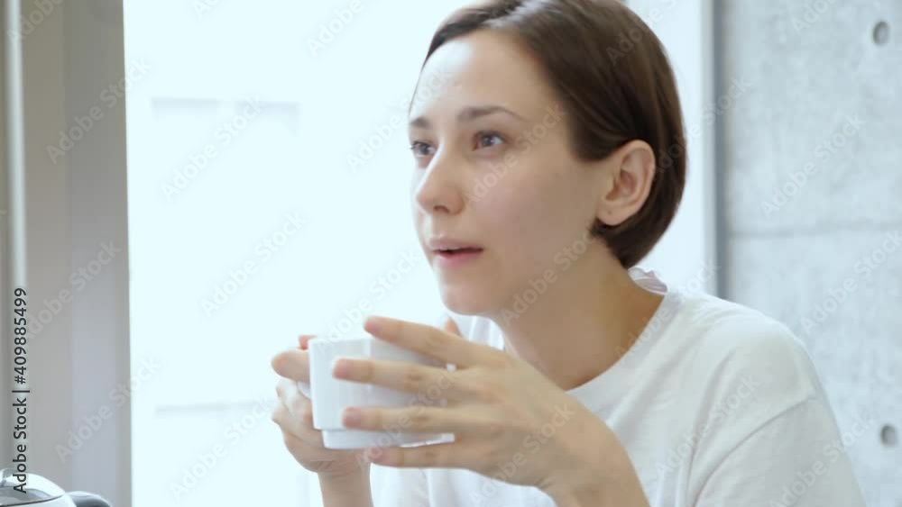 コーヒーを飲む女性 コーヒーを飲む女性