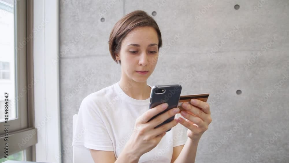 スマートフォンでネット決済をする女性(回り込み・動き・移動・ドリー) スマートフォンでネット決済をする女性(回り込み・動き・移動・ドリー)