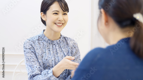 会話する女性　ビューティアドバイザー　占い師　手相占い