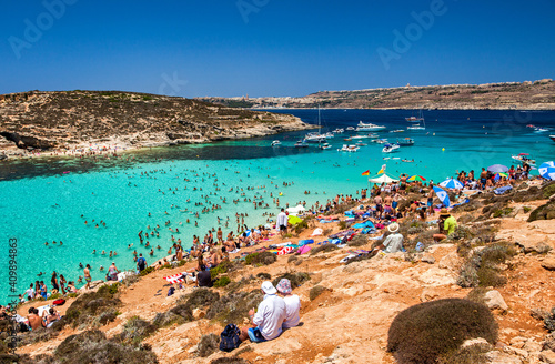 Obraz na płótnie Overcrowded beach at blue lagoon in Comino island, Malta w salonie
