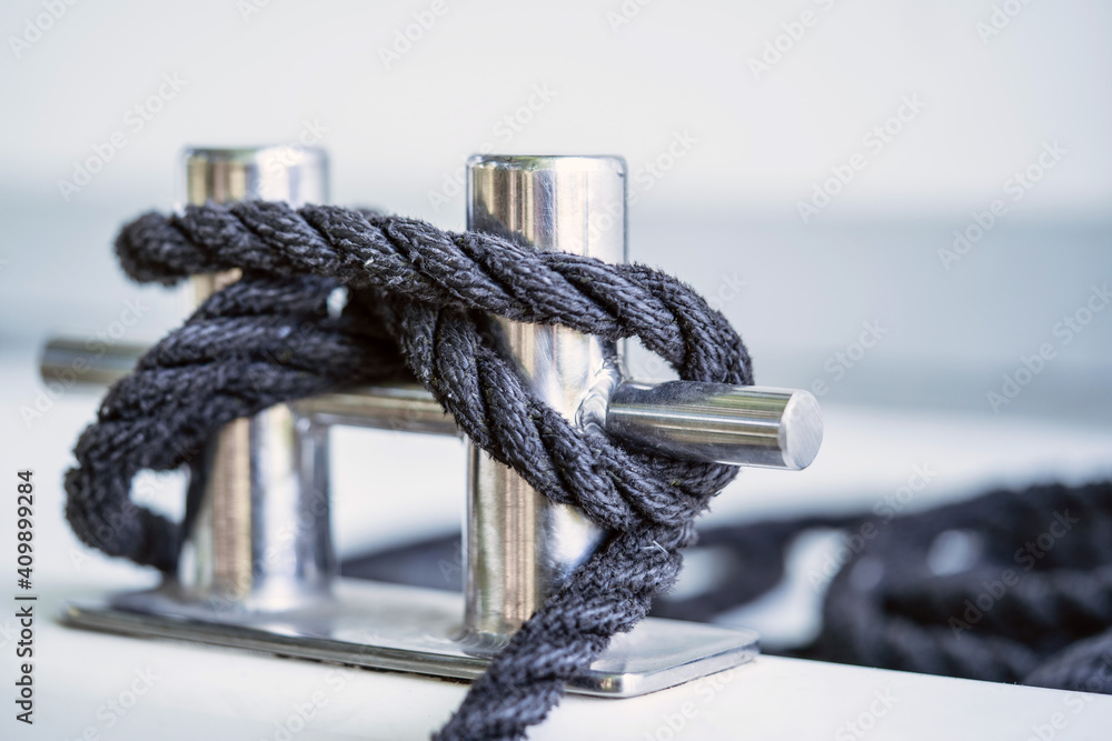 Seil mit Knoten befestigt an einer Klampe. Schifffahrt.
