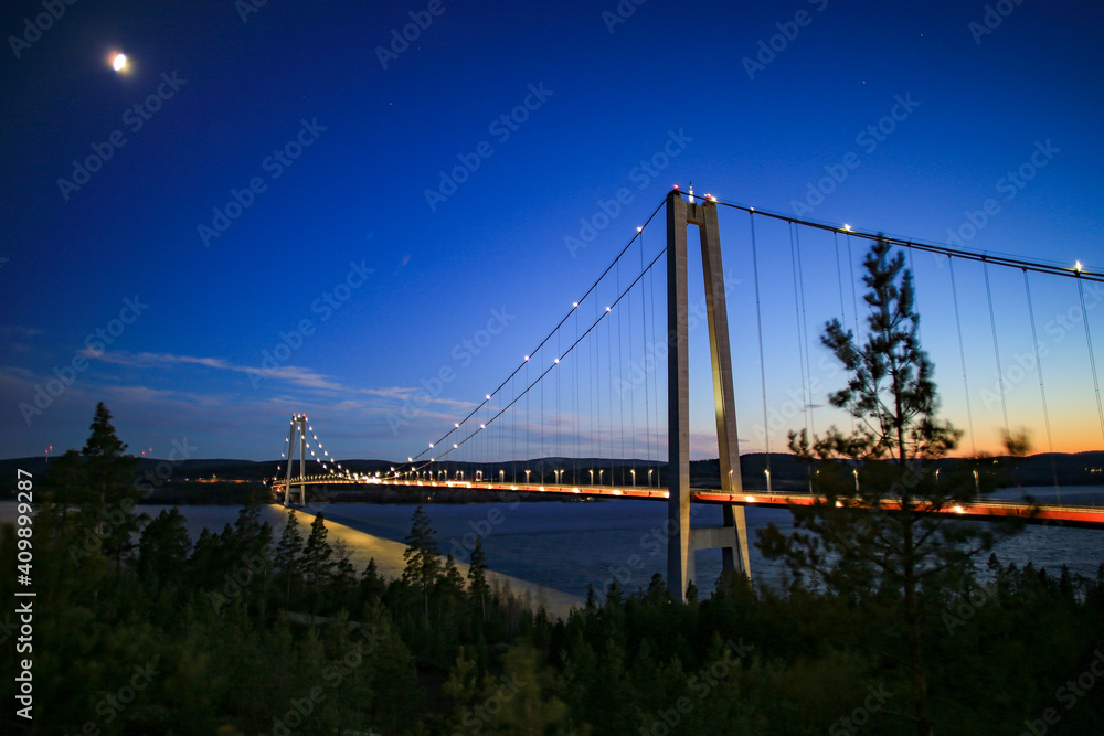 Obraz premium high coast bridge at night