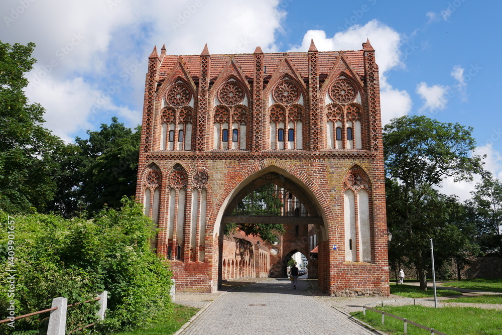 Stargarder Tor der mittelalterlichen Stadtmauer in Neubrandenburg im Stil der Backsteingotik
