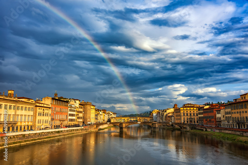Foto rainbow over the ponte vecchio and lungarni of Florence