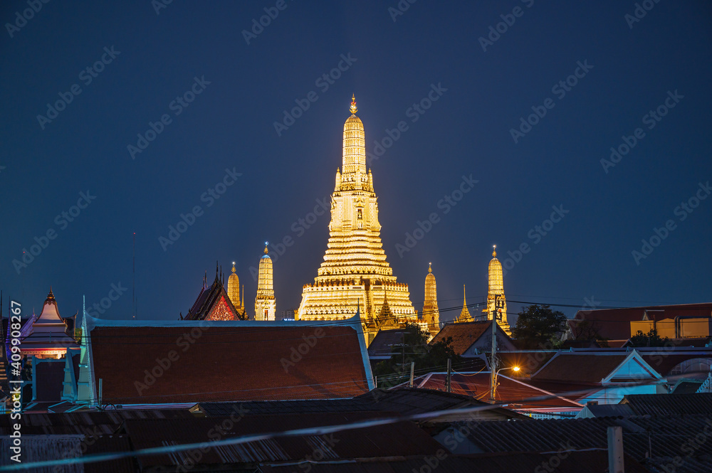 Naklejka premium Wat arun with roof top of the building in the night time.Wat Arun Ratchawararam Ratchawaramahawihan or Wat Arun is a Buddhist temple in Bangkok Yai district of Bangkok