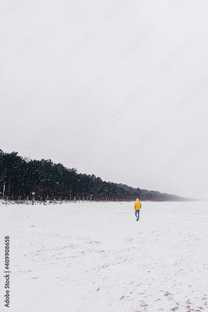 Minimalism winter beach and lonely human, snow day.
Śnieżny dzień, zimowy spacer na plaży. - obrazy, fototapety, plakaty 
