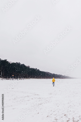 Minimalism winter beach and lonely human, snow day. Śnieżny dzień, zimowy spacer na plaży.
