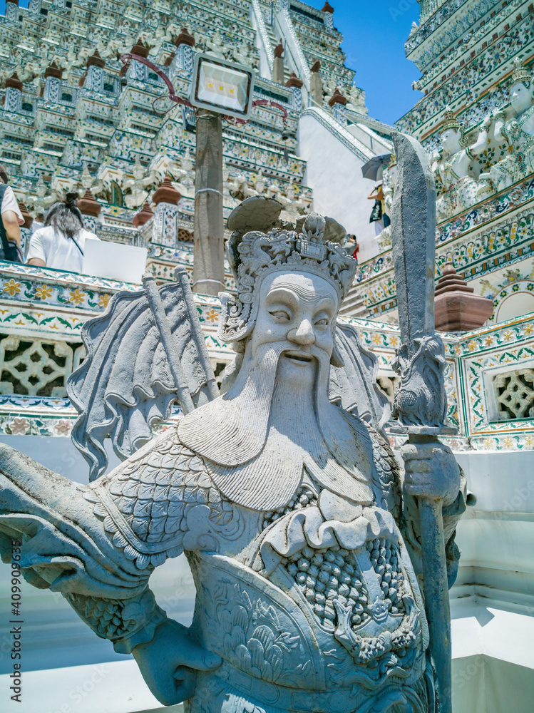 Obraz premium Chinese guardian statue in Wat Arun, locally known as Wat Chaeng, is a landmark temple on the west (Thonburi) bank of the Chao Phraya river Bangkok thailand