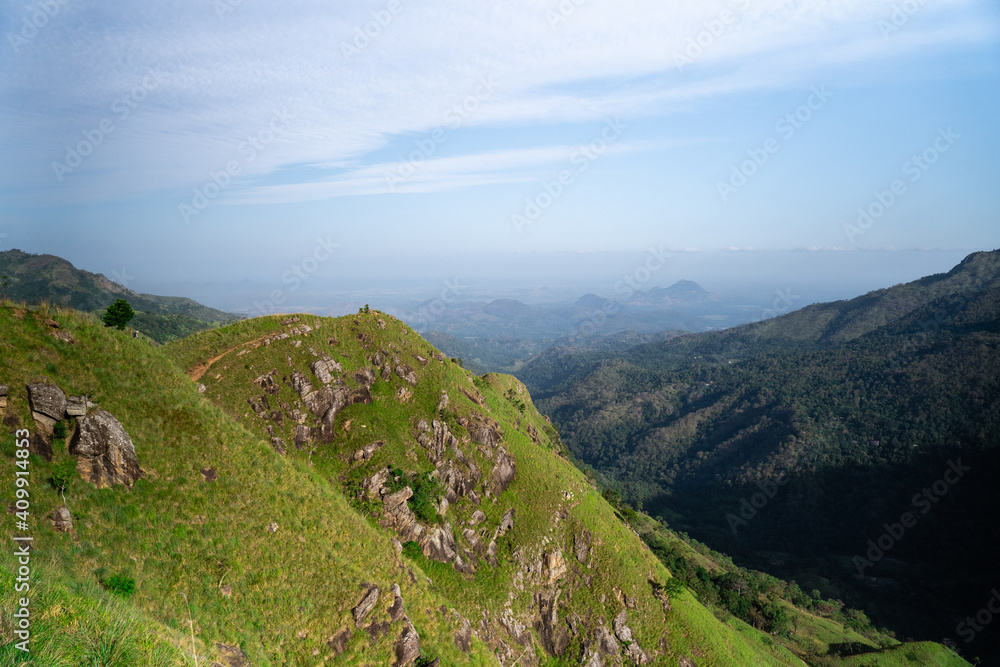 Blick auf den Little Adam's Peak mit Wanderweg in Ella auf Sri Lanka