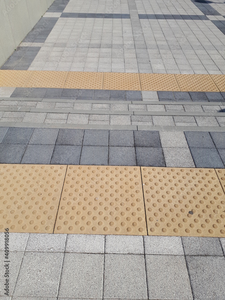 Walking area, lined with gray tiles and yellow, anti-slip. Walking area, lined with gray tiles and yellow, anti-slip.