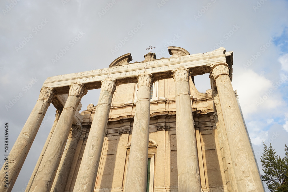 Temple of Antoninus and Faustina, Roman Forum, Foro Romano, in Rome, Italy - アントニヌス・ピウス帝とファウスティーナの神殿 フォロ・ロマーノ ローマ イタリア Temple of Antoninus and Faustina, Roman Forum, Foro Romano, in Rome, Italy - アントニヌス・ピウス帝とファウスティーナの神殿 フォロ・ロマーノ ローマ イタリア