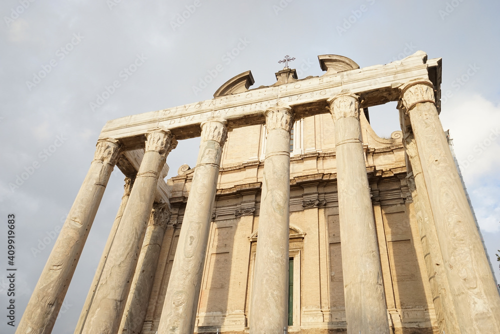 Temple of Antoninus and Faustina, Roman Forum, Foro Romano, in Rome, Italy - アントニヌス・ピウス帝とファウスティーナの神殿 フォロ・ロマーノ ローマ イタリア