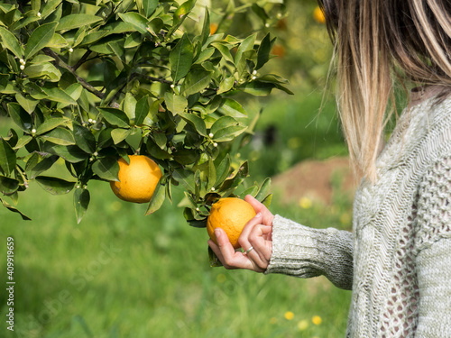 Foto Mujer joven cogiendo una naranja