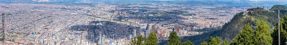 Panorama sur Bogota et le Cerro de Monserrate depuis le Cerro de Guadalupe