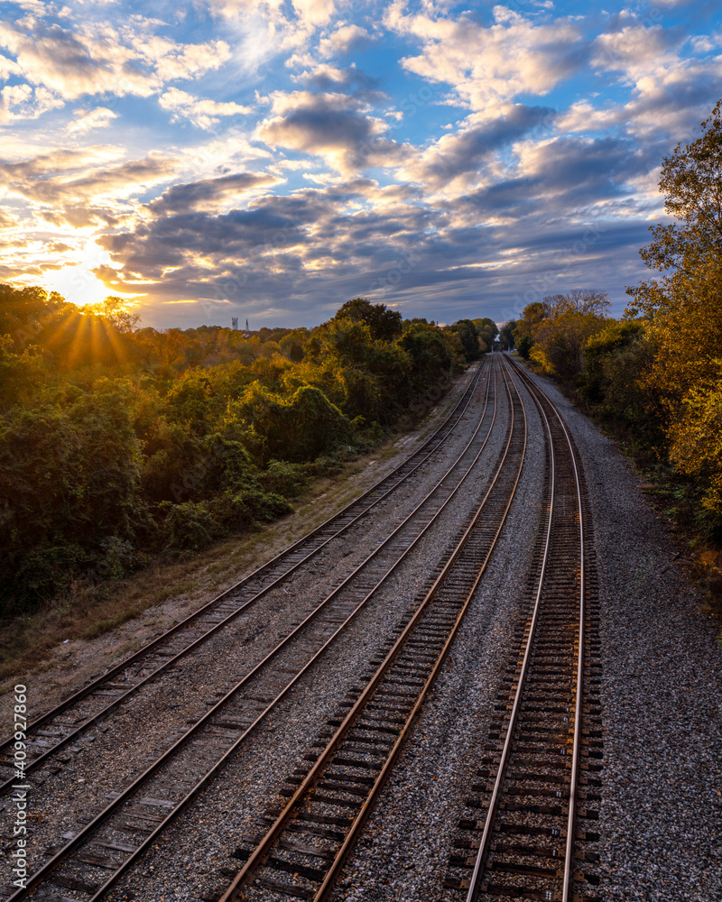 Fototapeta premium railroad tracks in the sunset