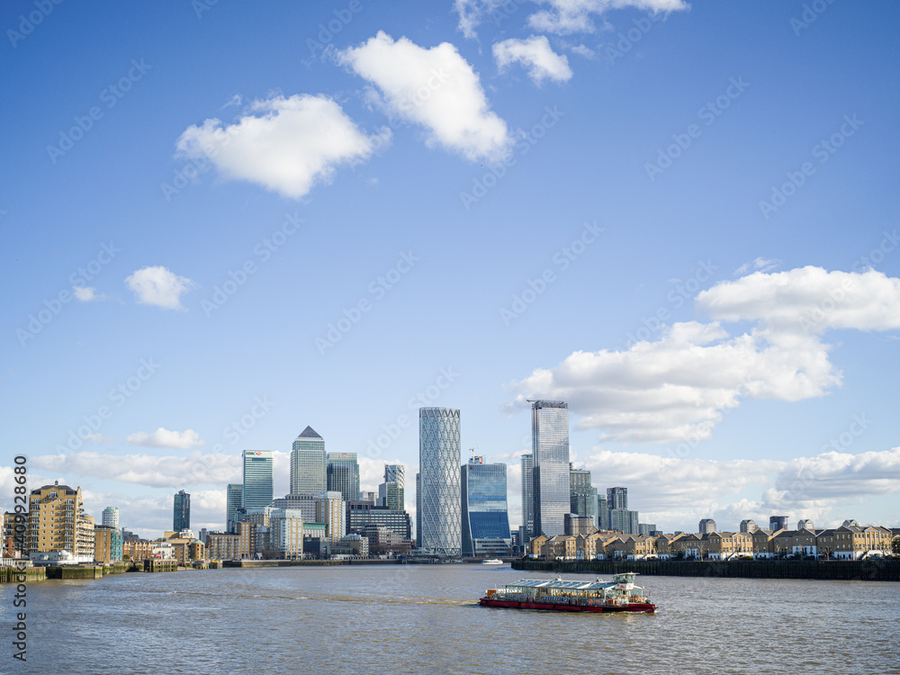 Fototapeta premium River Thames and Canary Wharf skyline, London, UK