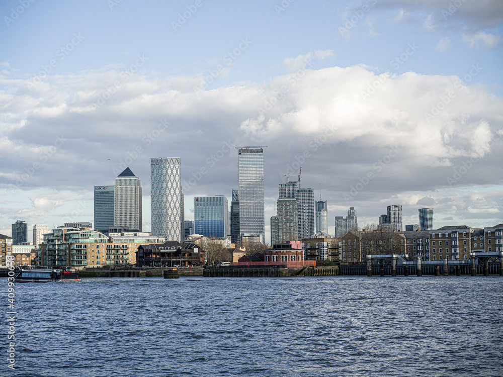 Obraz premium River Thames and Canary Wharf skyline, London, UK