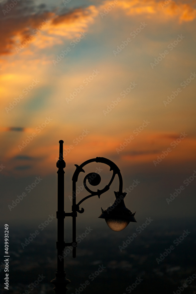 Obraz premium Top of silhouette retro street lamp on twilight sky.