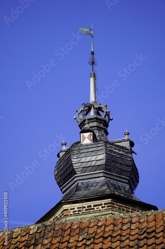 Turmspitze einer alten Burg in Deutschland. Nahaufnahme eines Turms mit Schieferdach. photo