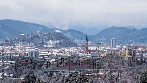 Blich über Graz  auf die Herz jesu Kirche, Uhrturm und Schlossberg sowoe Terrassenhaussiedlung im Winter, Österreich Panorama