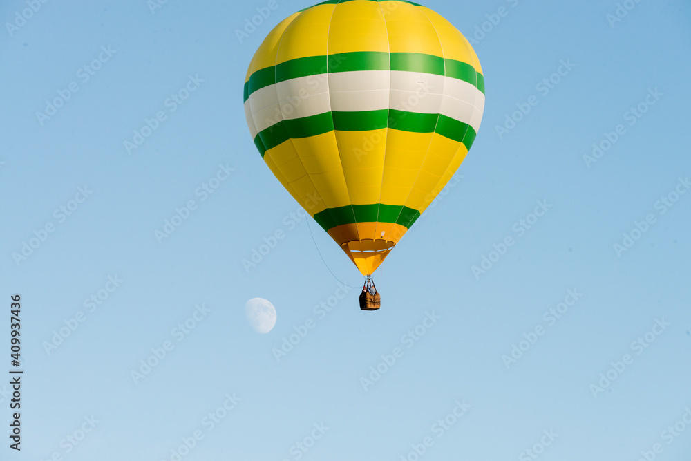 Naklejka premium Hot air balloon with moon
