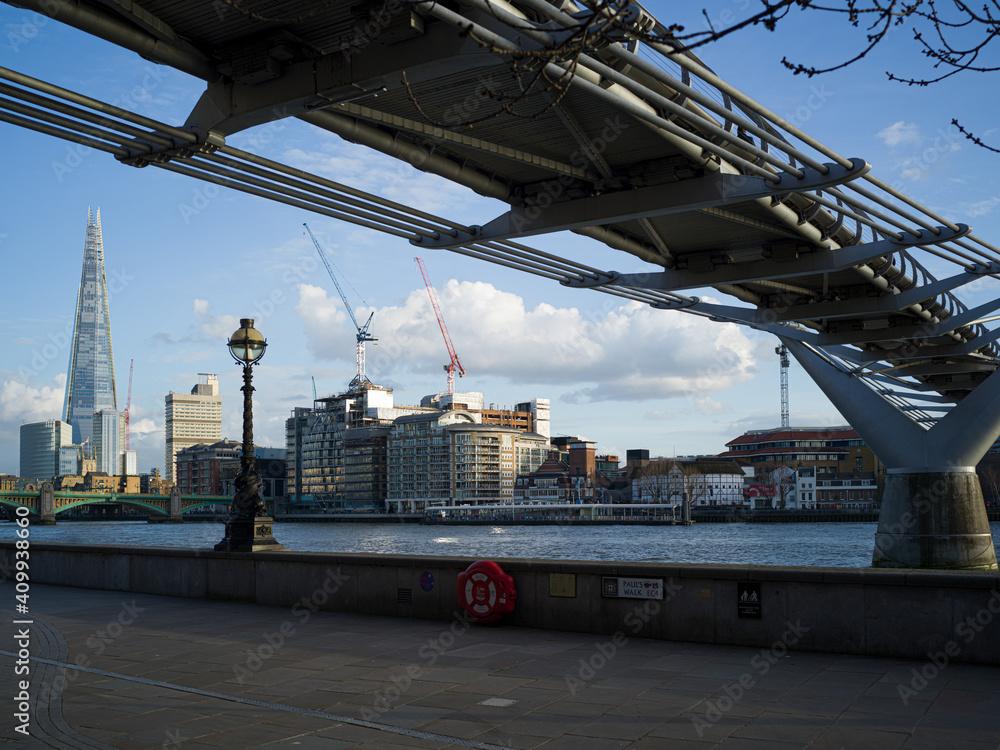 Fototapeta premium Millennium Bridge, London UK