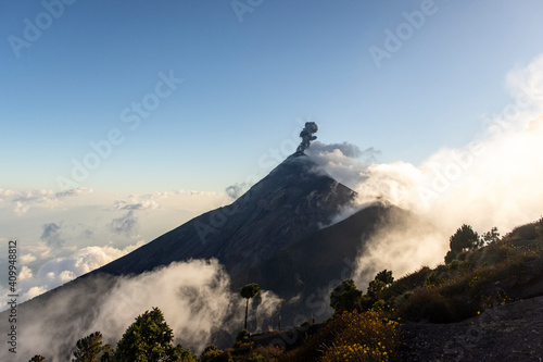 Fototapeta Naklejka Na Ścianę i Meble -  acatenango volcano