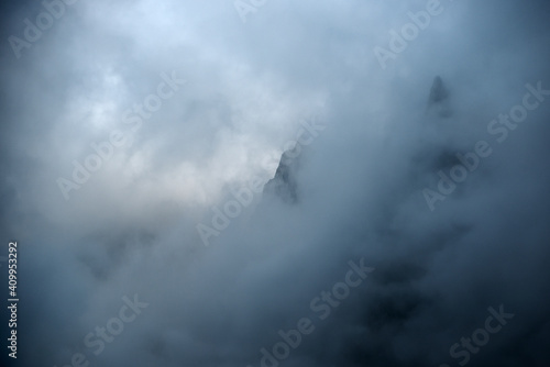 Mystische Wolkenstimmung mit Bergspitzen hinter Wolken 
